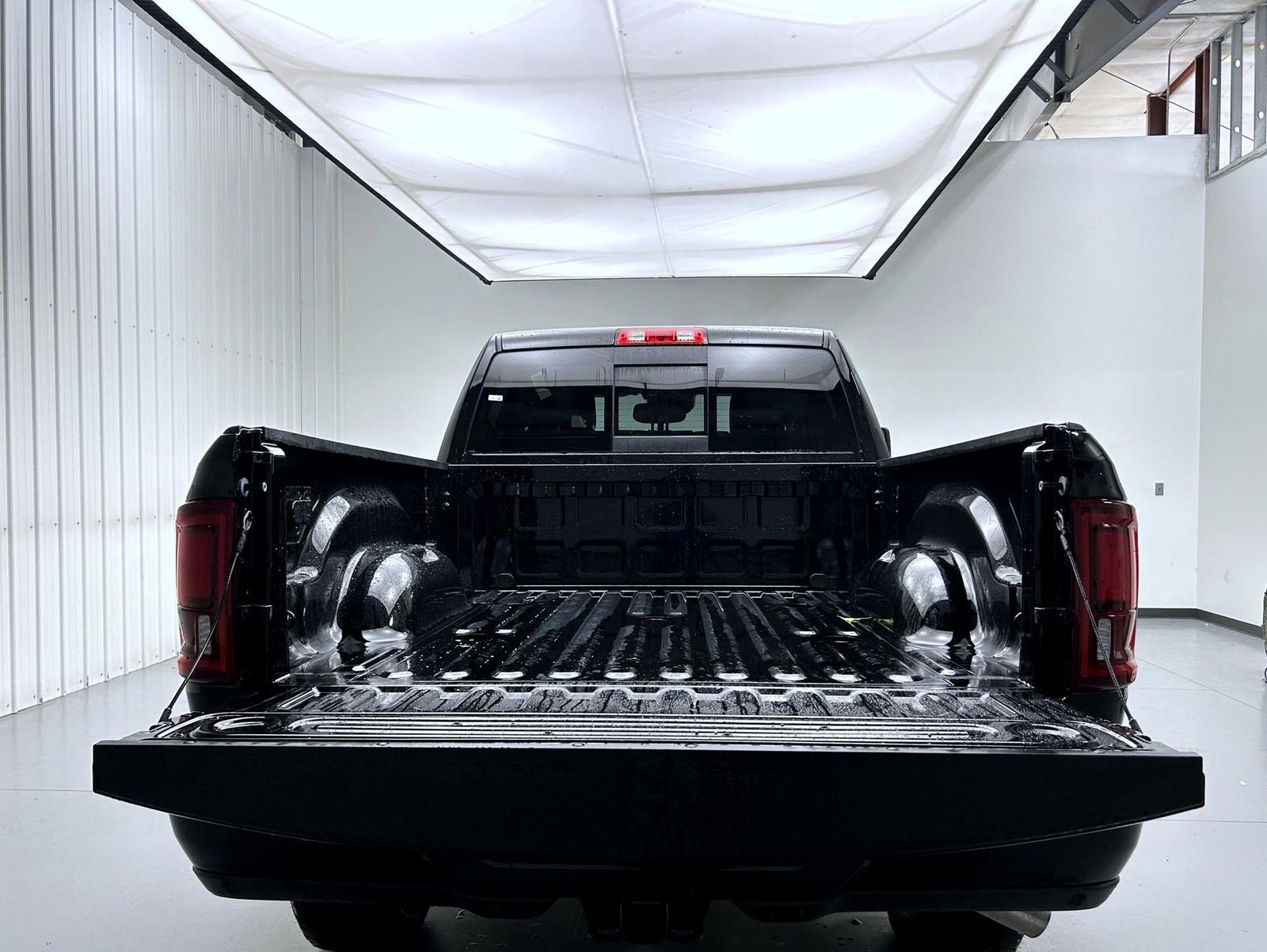 New 2026 Diamond Black Crystal Pearl-Coat Exterior Paint RAM Laramie image 21