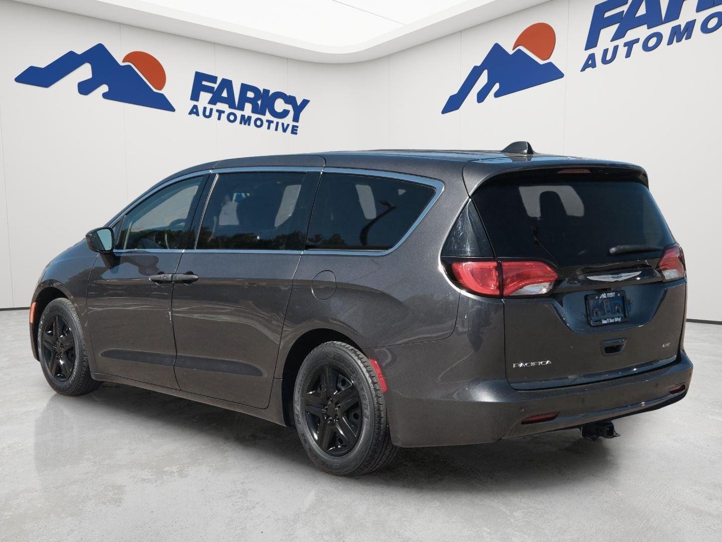Used 2019 Granite Crystal Metallic Clearcoat Chrysler L image 11