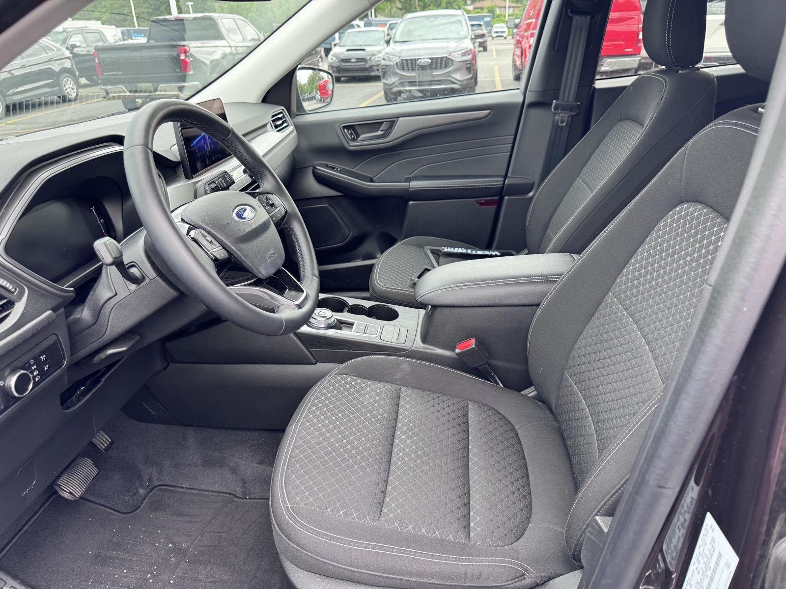 Used 2023 Cinnabar Red Ford Active image 9
