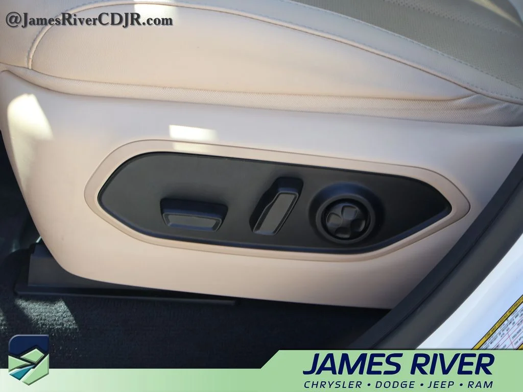 Used 2022 White Jeep 4xe image 24