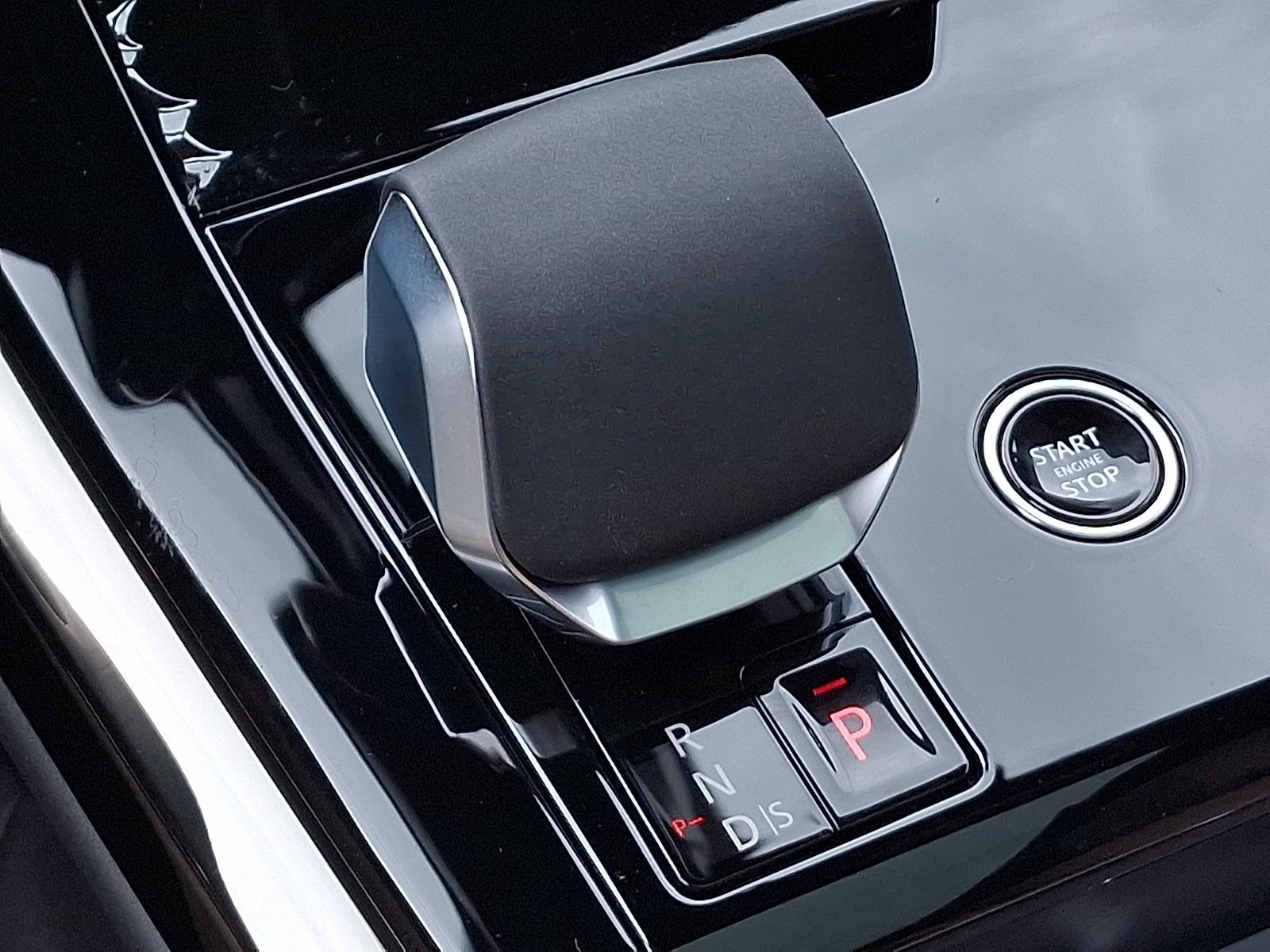 New 2026 Santorini Black LAND ROVER SE image 12