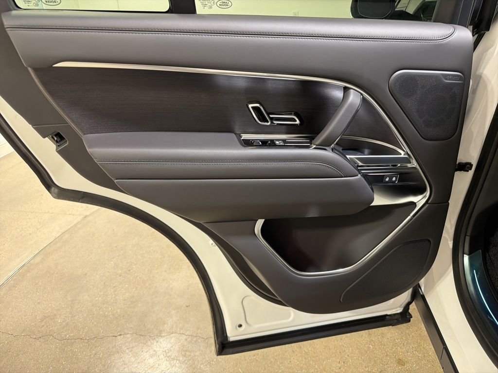New 2026 Ostuni Pearl White Land Rover SE image 20