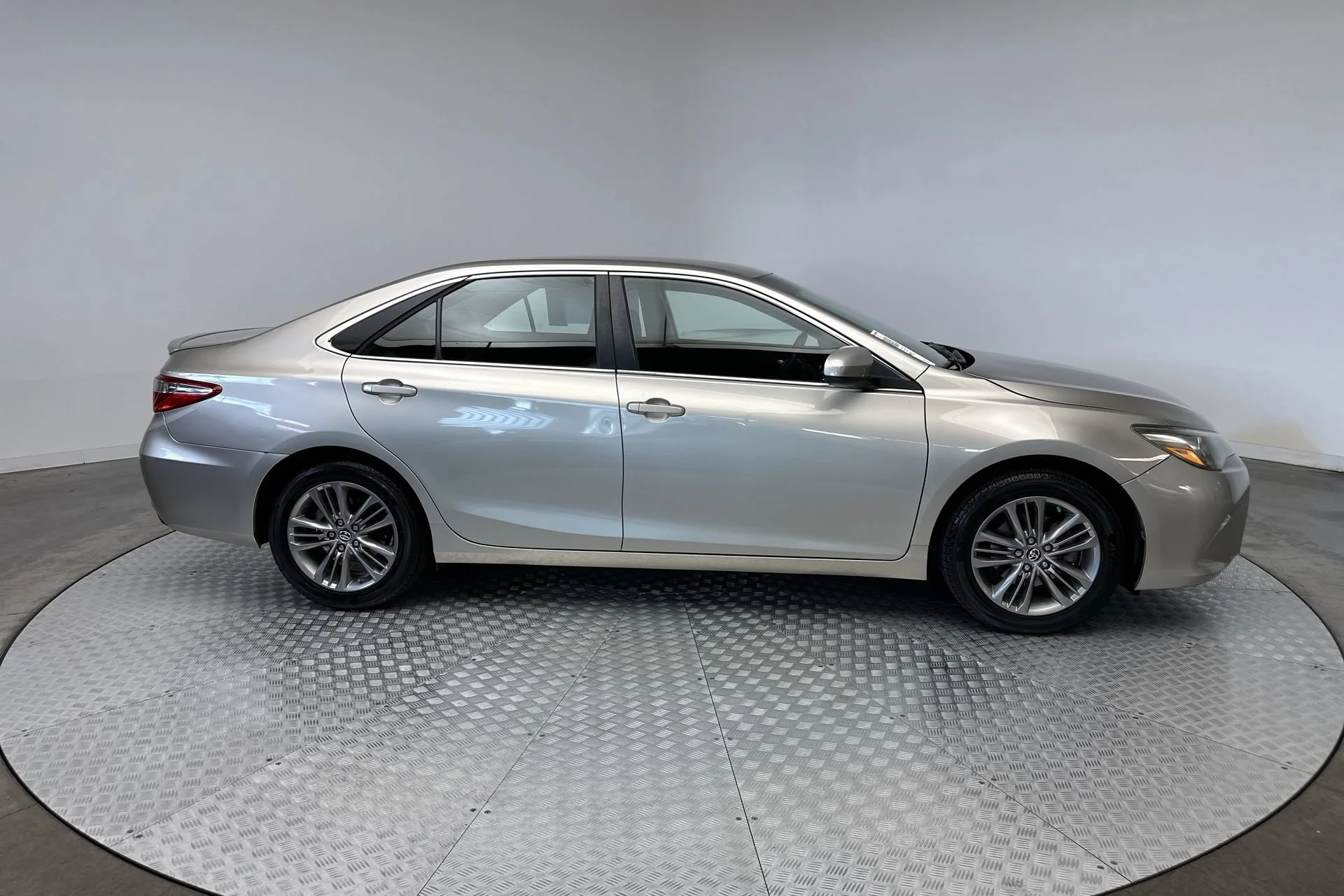 Used 2016 Creme Brulee Mica Toyota SE image 10