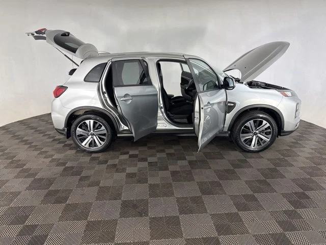 Used 2023  Mitsubishi 2.0 SE image 13