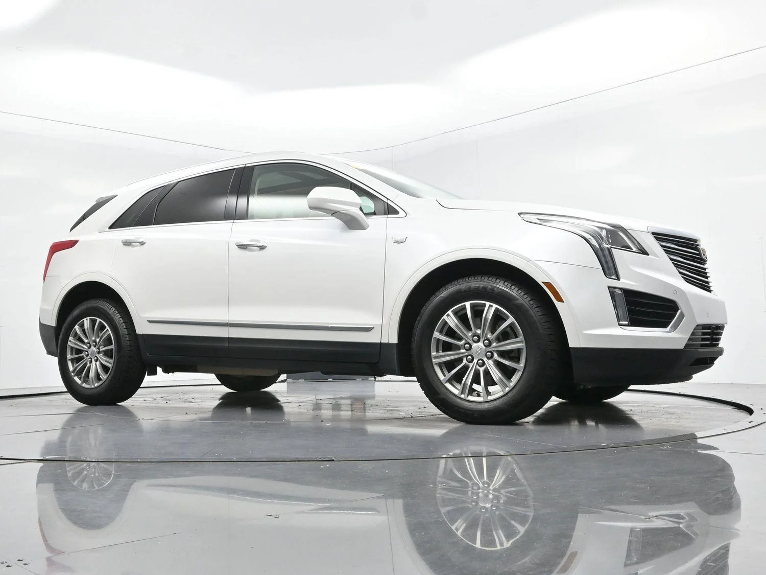 Used 2017 CRYSTAL WHITE TRICOAT Cadillac Luxury FWD image 42