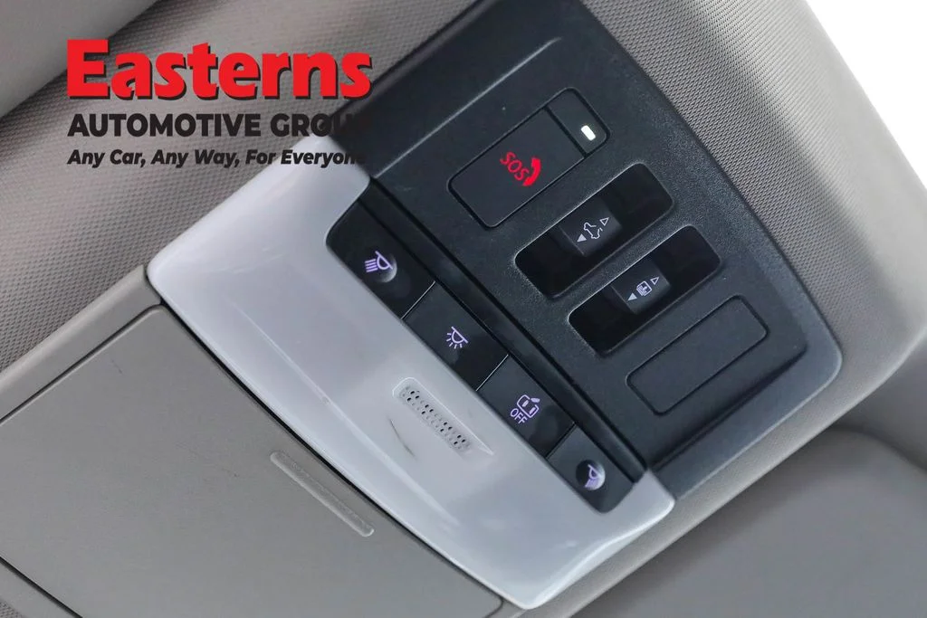 Used 2022 Silver Nissan SL image 31