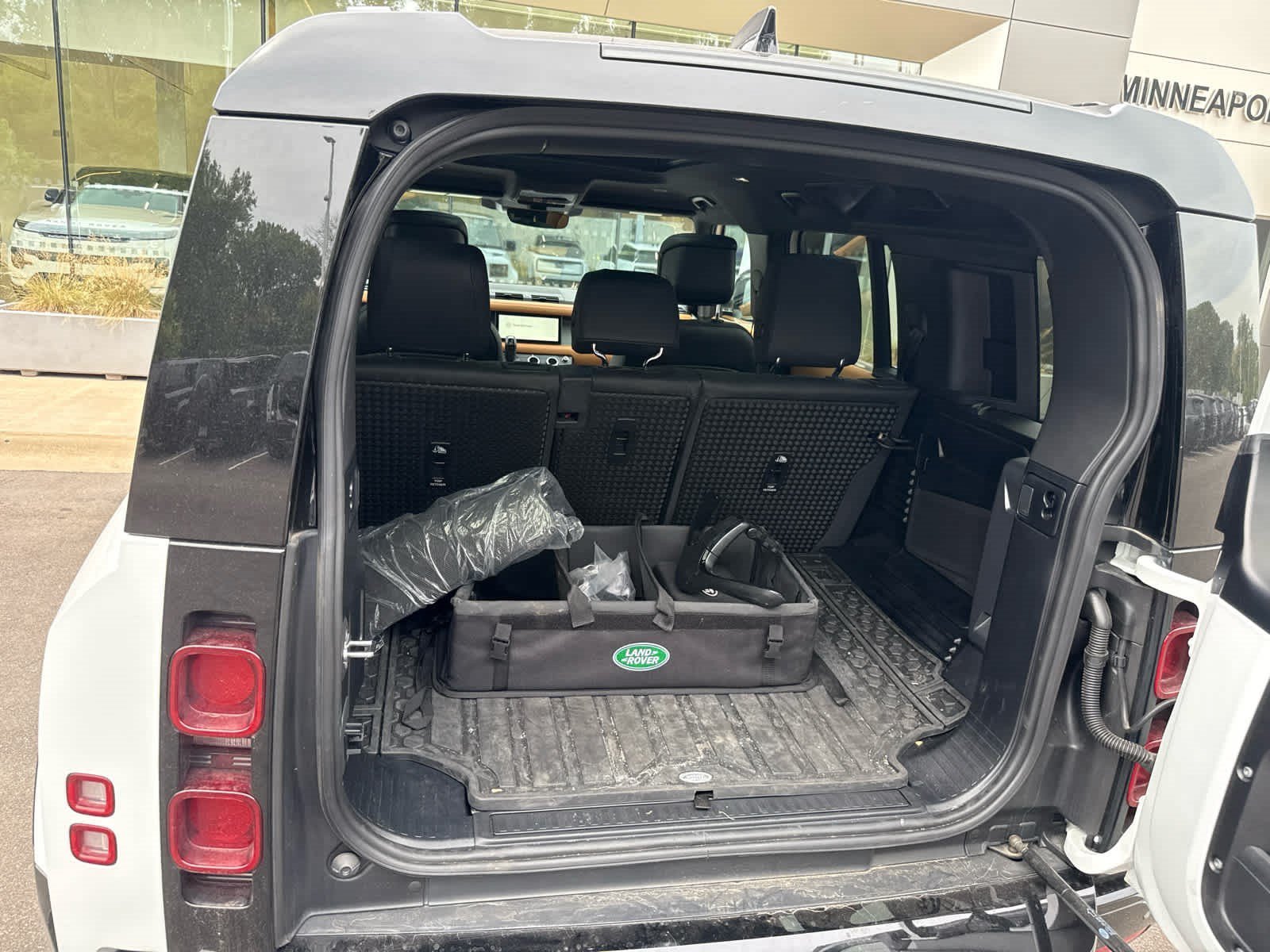 Used 2024 Fuji White Land Rover X-Dynamic SE image 11