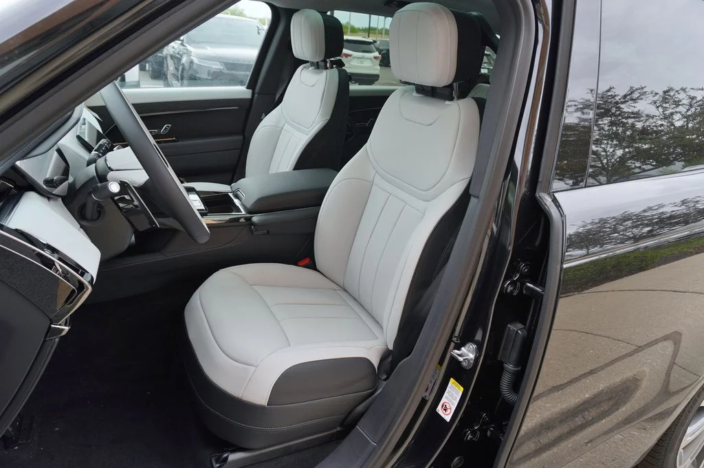 New 2026 Santorini Black Land Rover Dynamic SE image 14