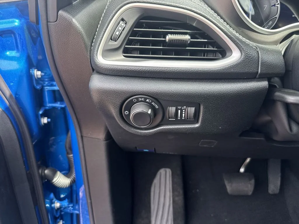 New 2027 Hydro Blue Pearl-Coat Exterior Paint Chrysler Select image 20