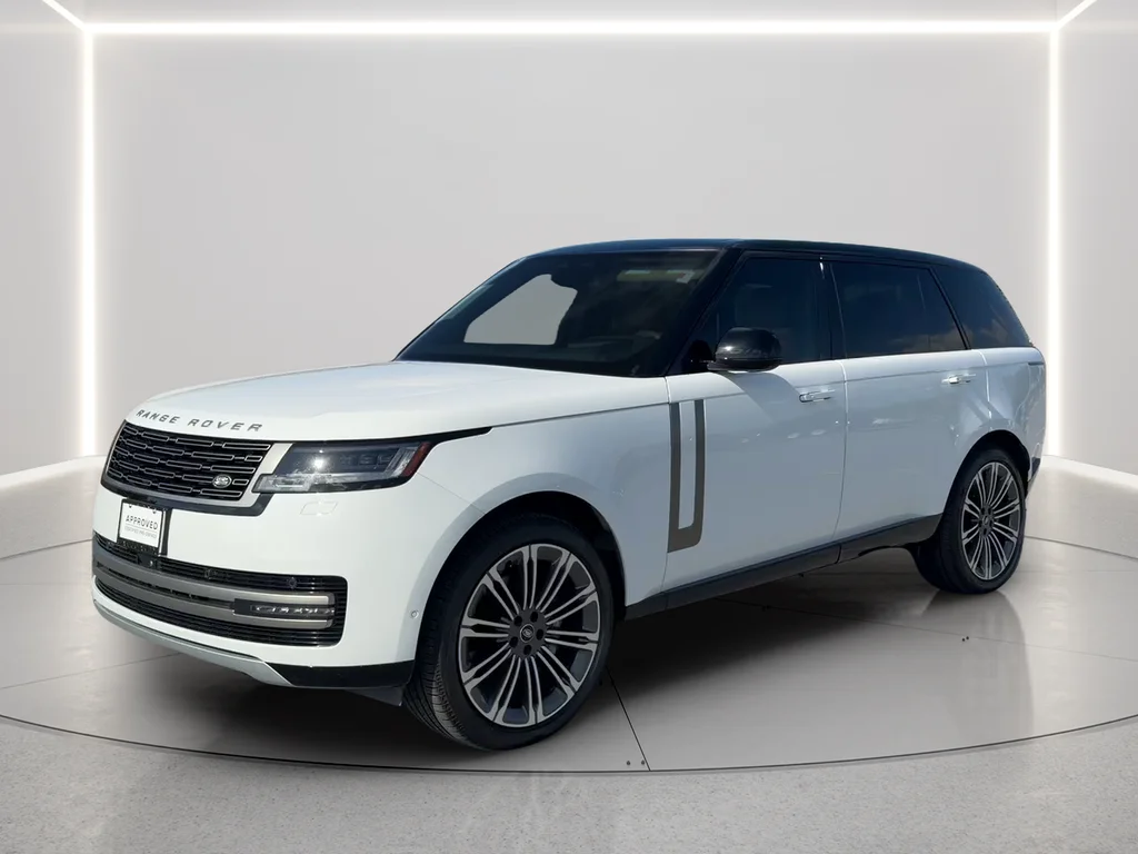 Used 2025 White Land Rover SE image 1