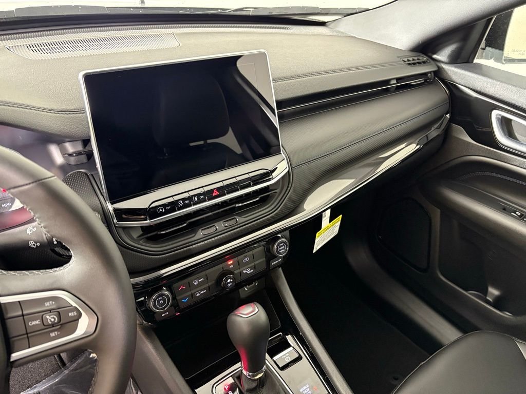 New 2026 Silver Zynith Metallic Clearcoat Jeep Latitude image 24