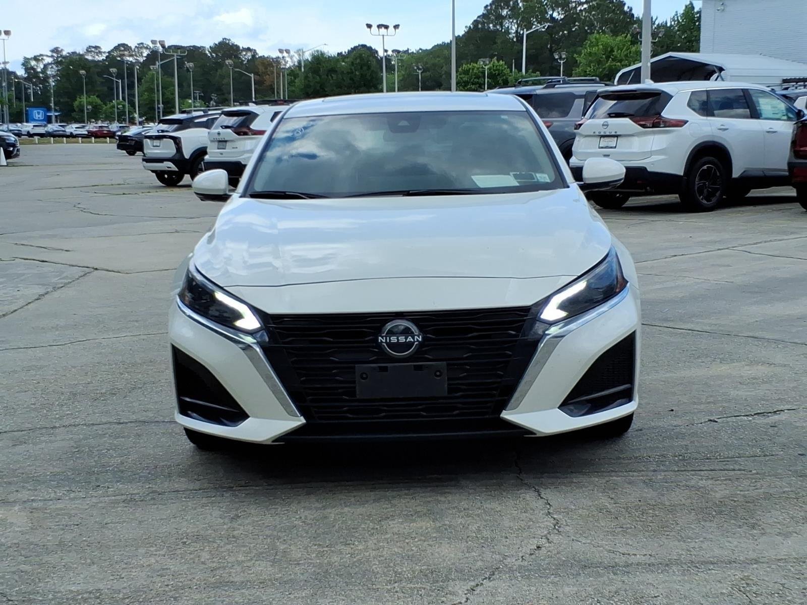 Used 2024 Pearl White Tricoat Nissan 2.5 SL image 1