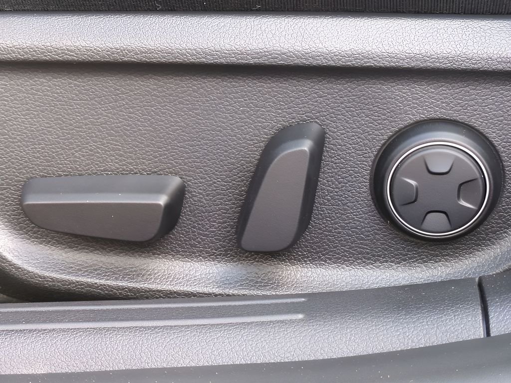 2026 GENESIS G70 Standard - Photo 19