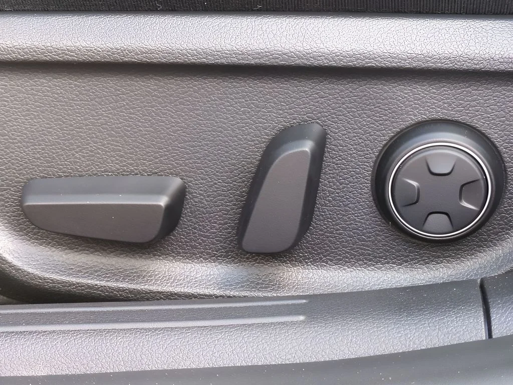 2026 GENESIS G70 Standard - Photo 16