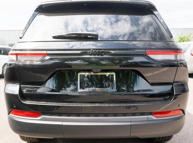 New 2026 Diamond Black Crystal Pearlcoat Jeep Laredo image 6
