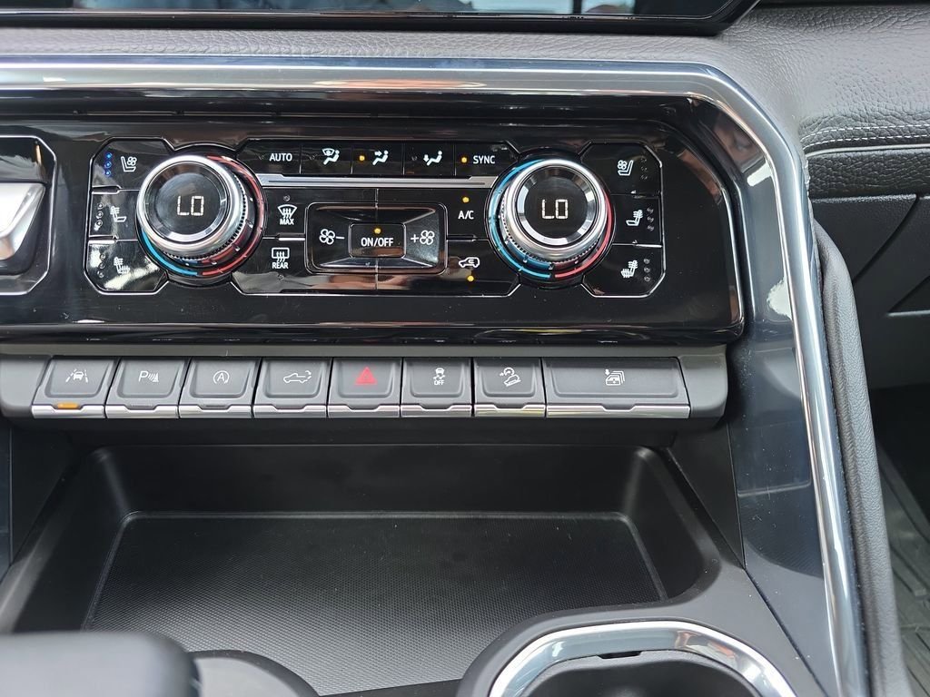 Used 2023 White GMC Denali image 28