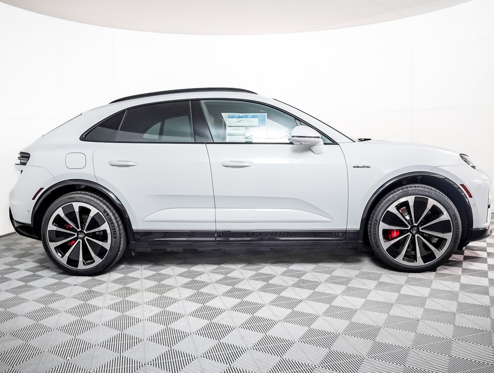 2025 Porsche Macan Turbo Electric - Photo 9