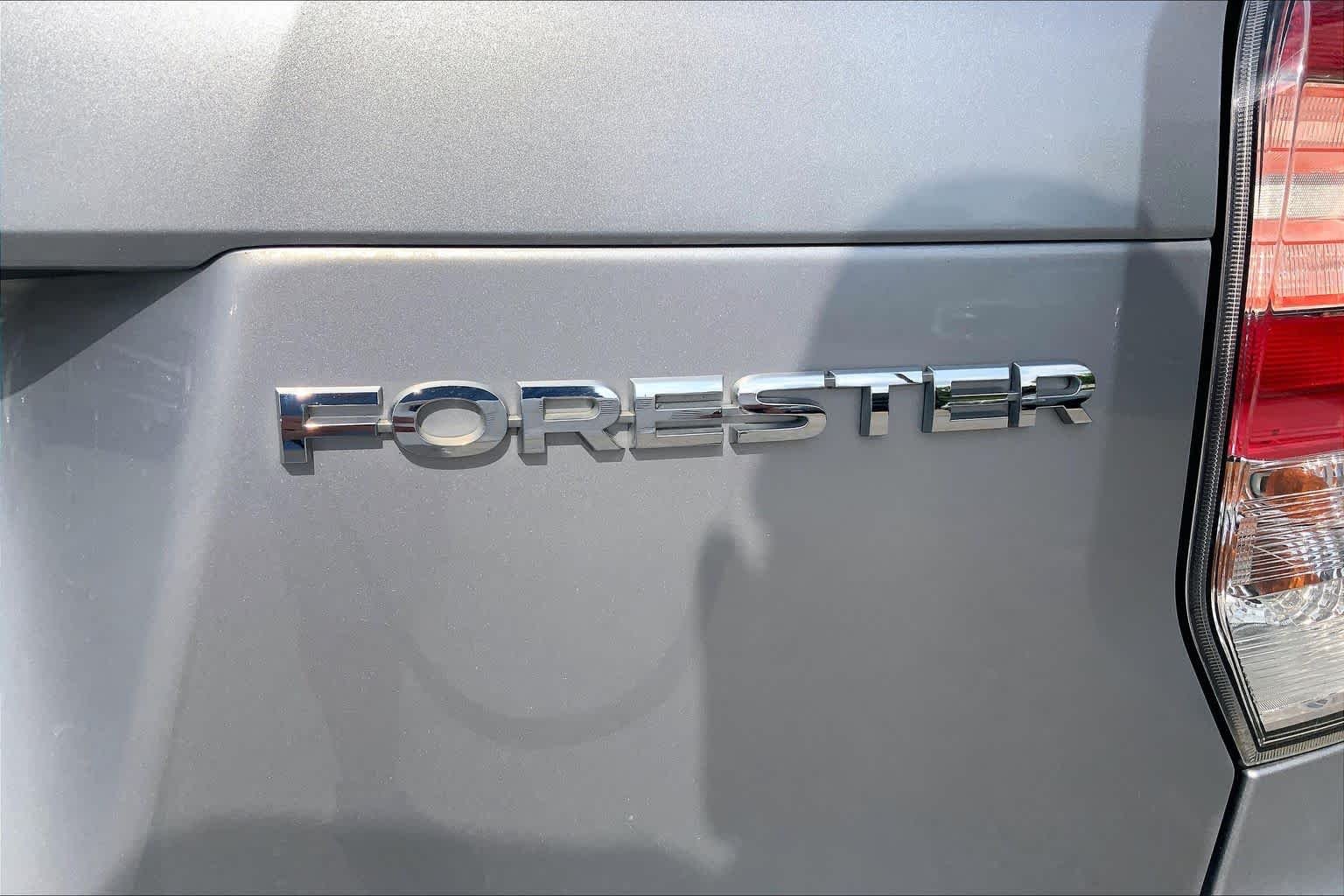 Used 2018 Ice Silver Metallic Subaru Premium image 10