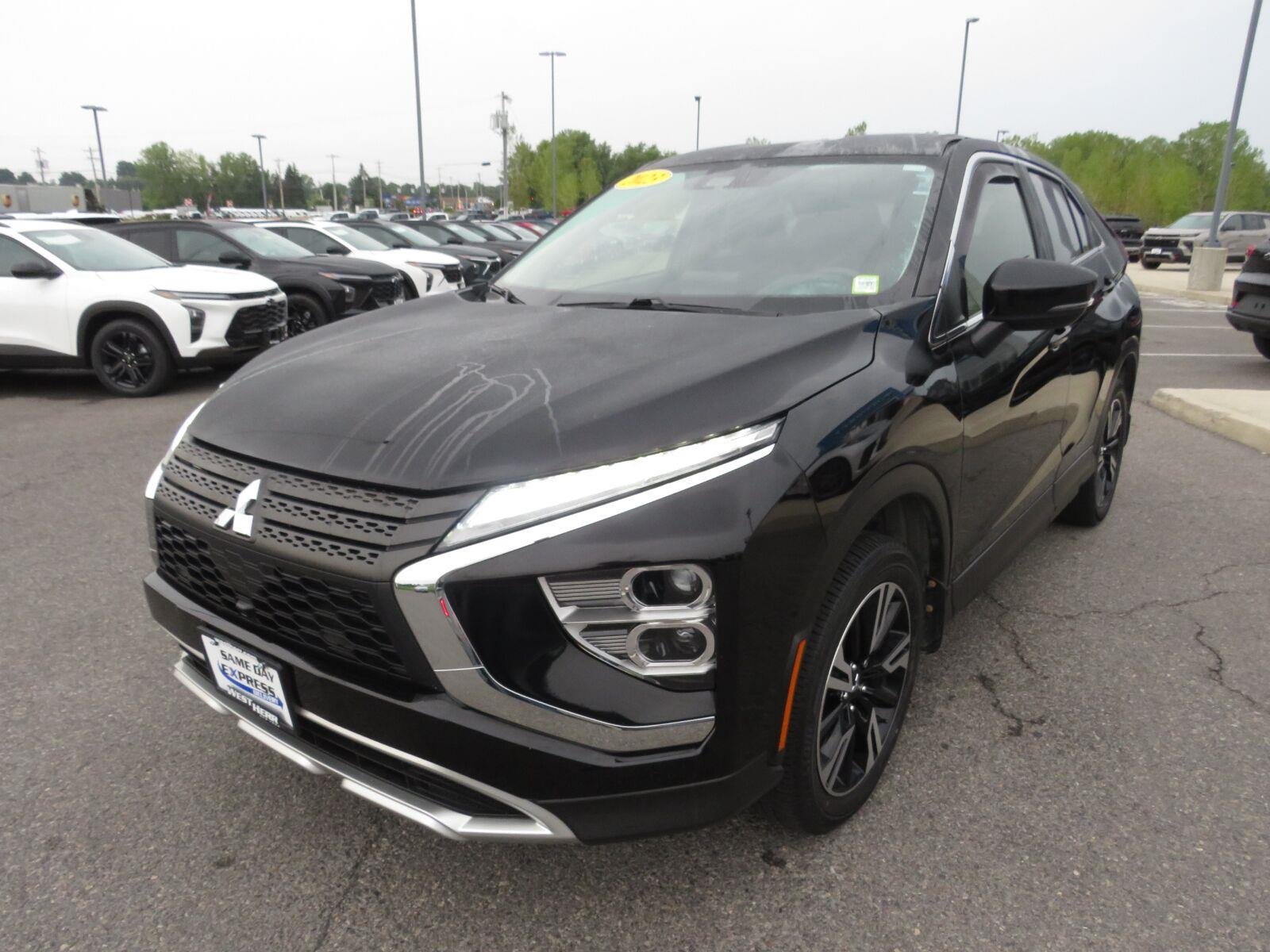 Used 2023 Labrador Black Pearl Mitsubishi SE image 12