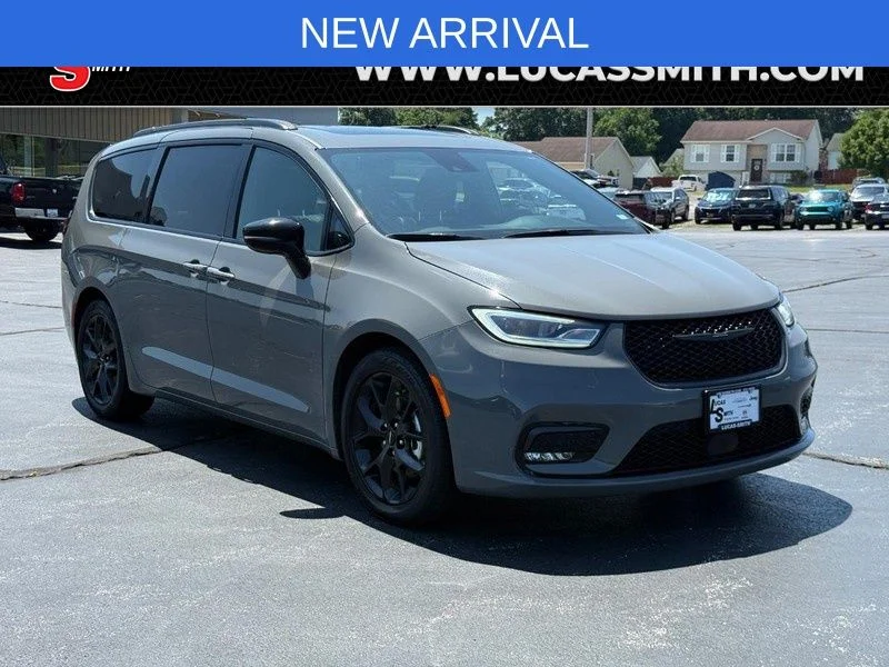 2025 Chrysler Pacifica Limited's photo