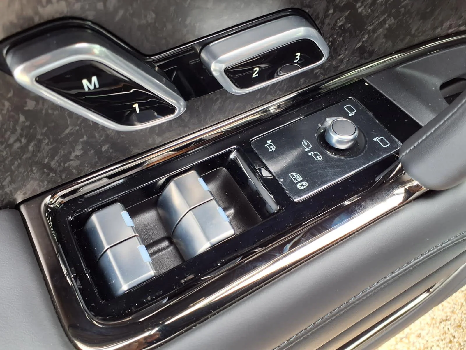 New 2026 Borasco Grey Land Rover Dynamic SE image 8