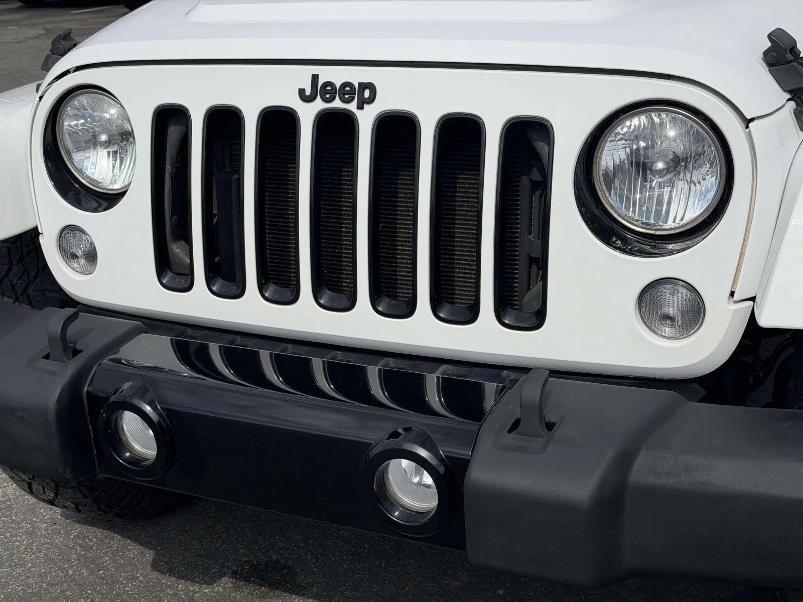 Used 2015 Bright White Clearcoat Jeep Altitude image 40