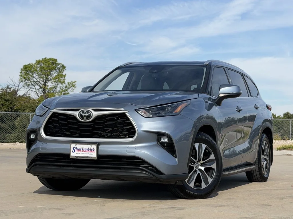 Used 2022  Toyota XLE image 2
