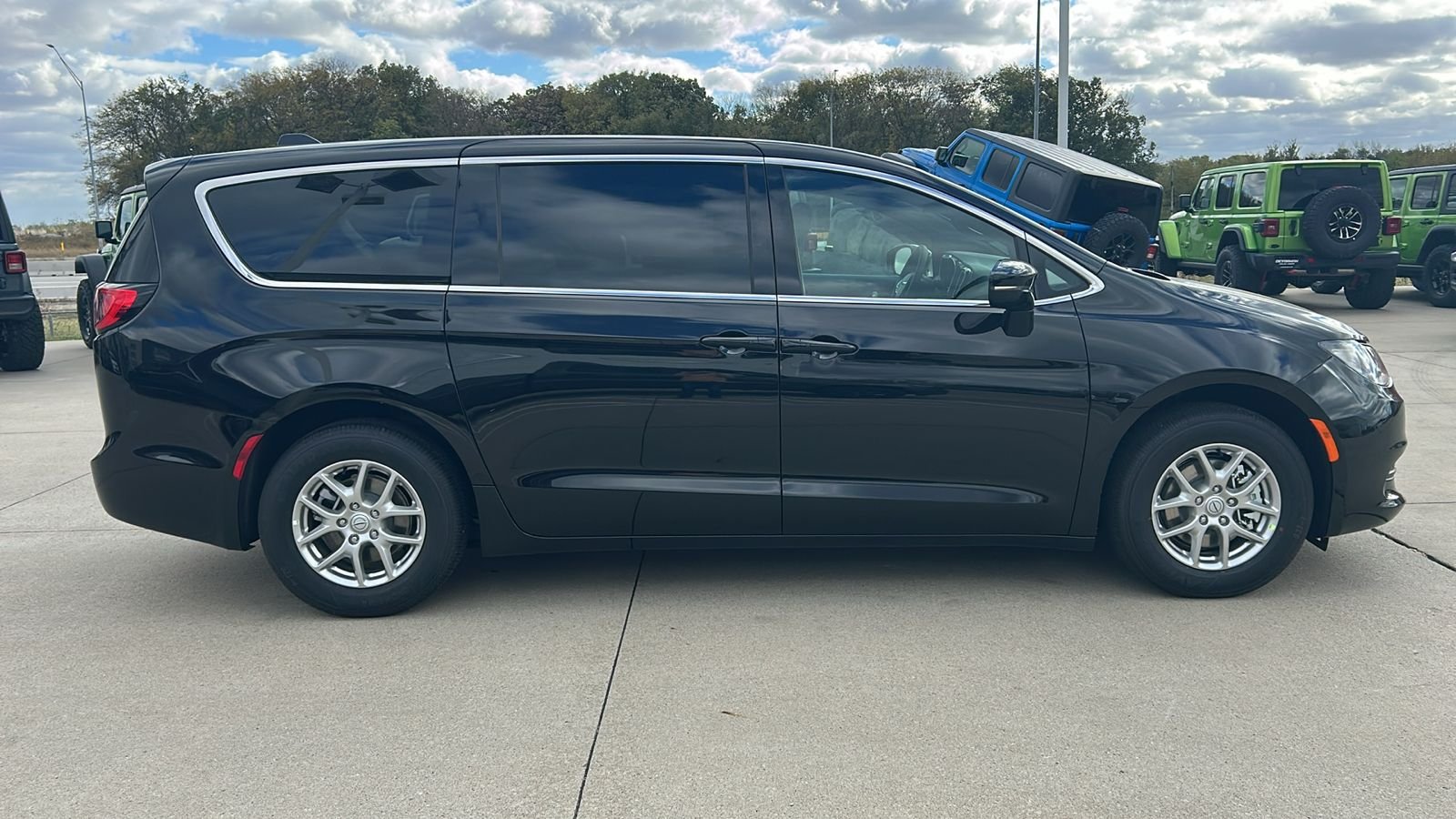 New 2026 Diamond Black Crystal Pearl-Coat Exterior Paint Chrysler LX image 2