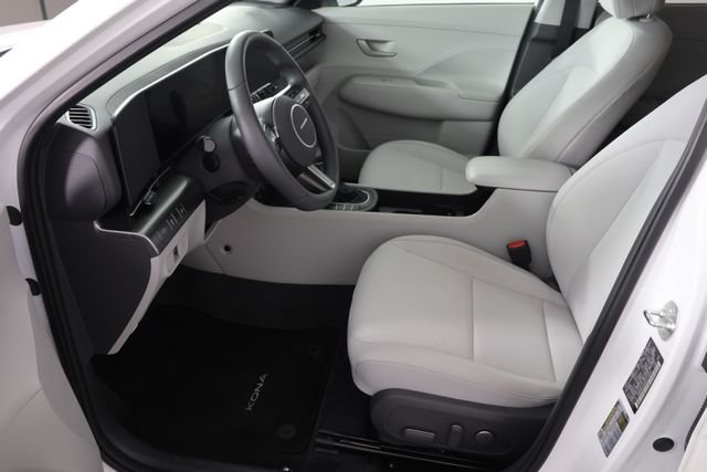 Used 2025 White Hyundai SEL image 17