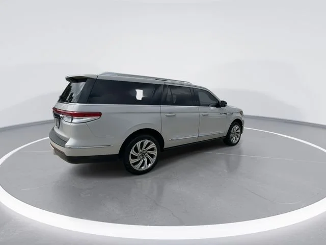 Used 2024 White Lincoln Reserve image 7
