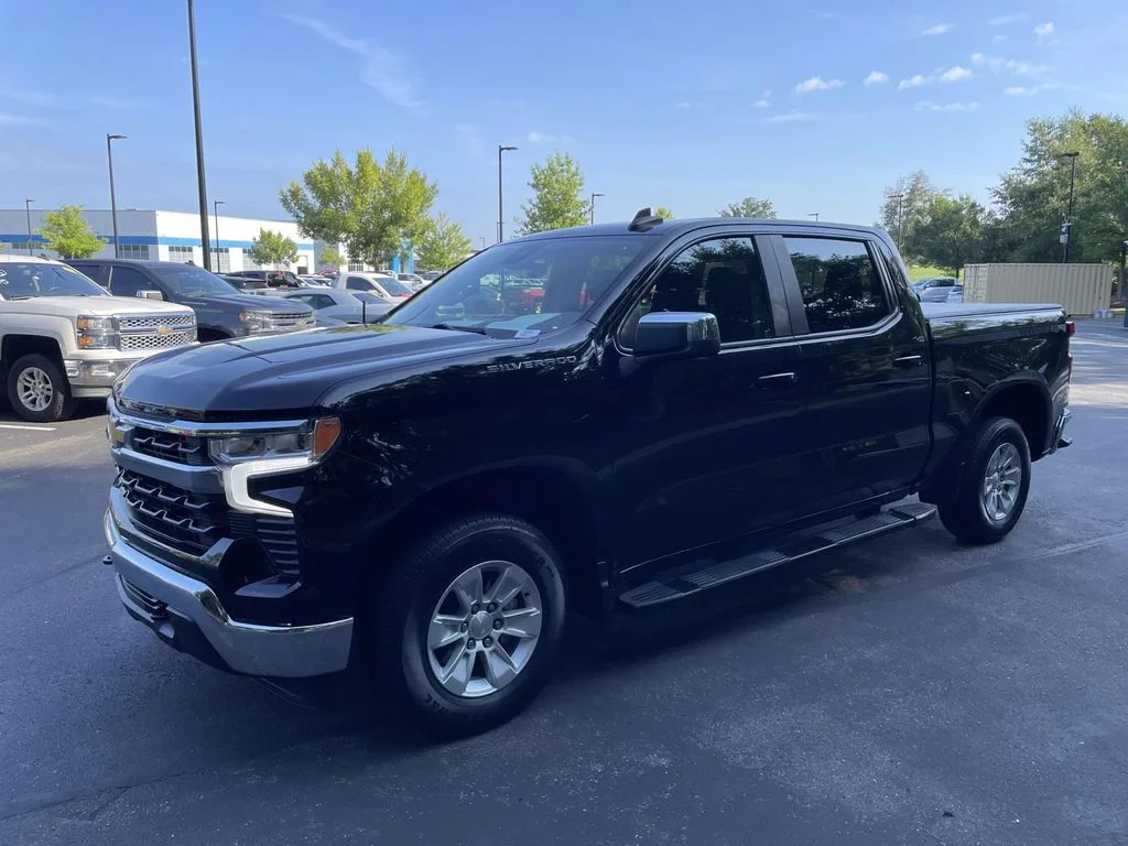 Used 2023 BLACK Chevrolet LT image 3