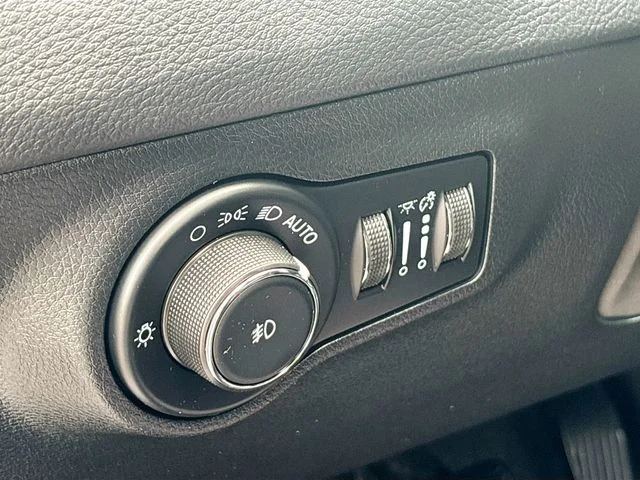 Used 2021 Silver Jeep Latitude image 10