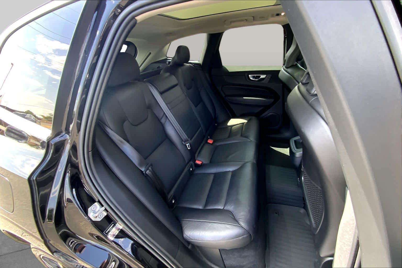 Used 2021 Onyx Black Metallic Volvo Momentum image 20