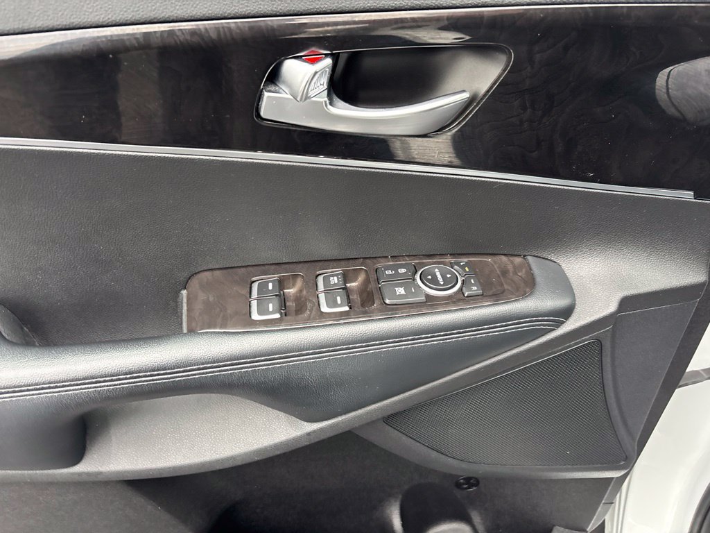 Used 2018 White Kia LX image 15