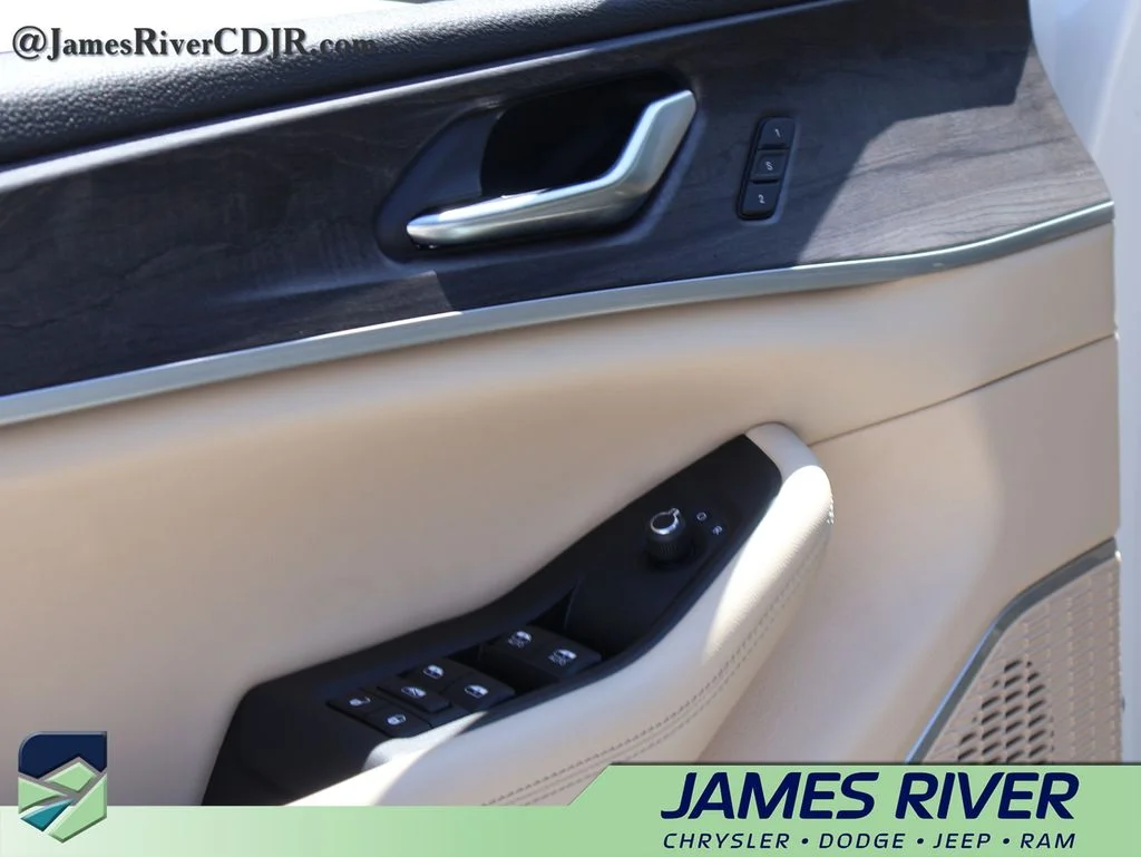 Used 2022 White Jeep 4xe image 22