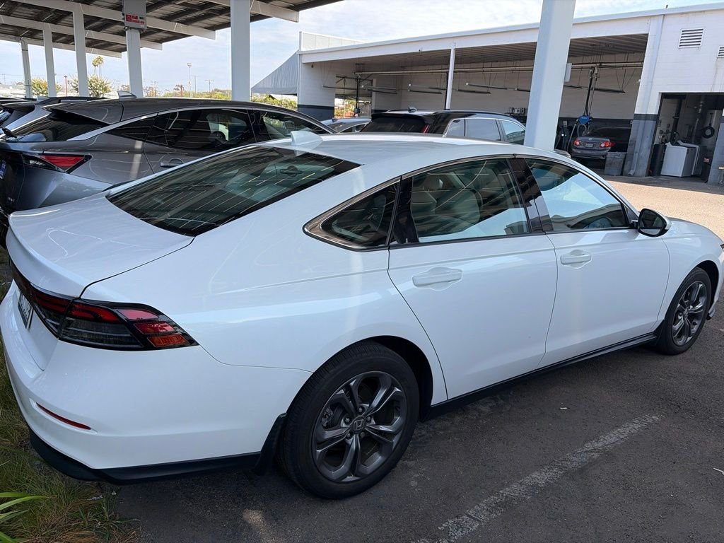 Used 2023 White Honda EX image 26