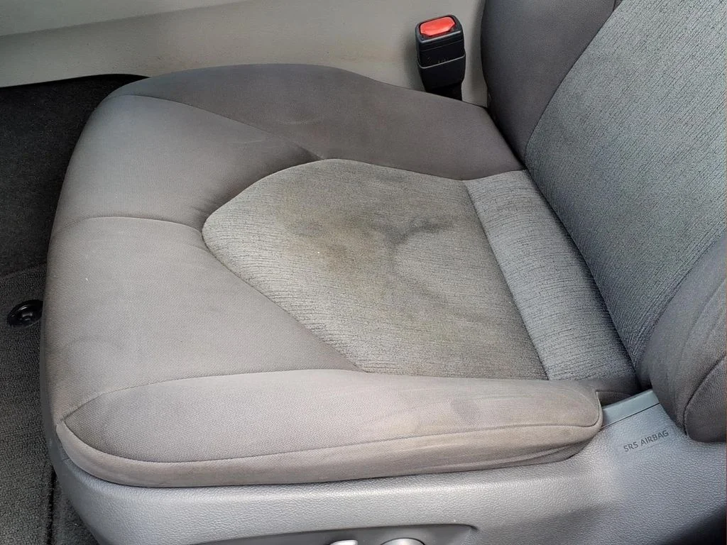 Used 2018 Silver Toyota LE image 16