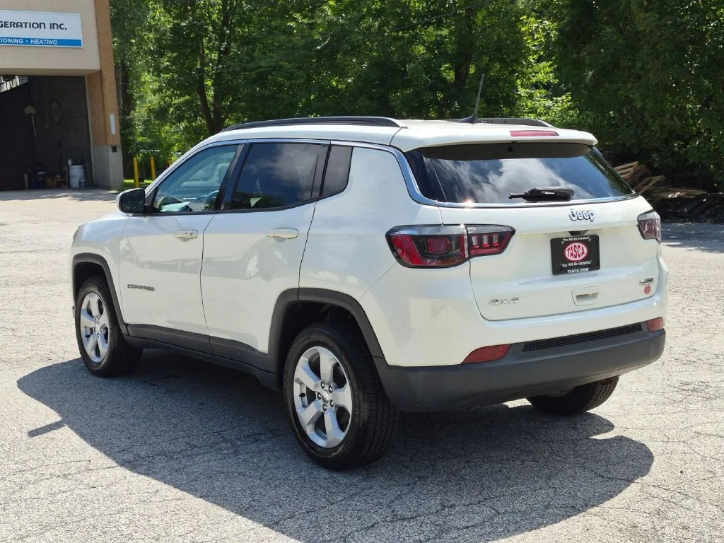 Used 2018 White Jeep Latitude image 7