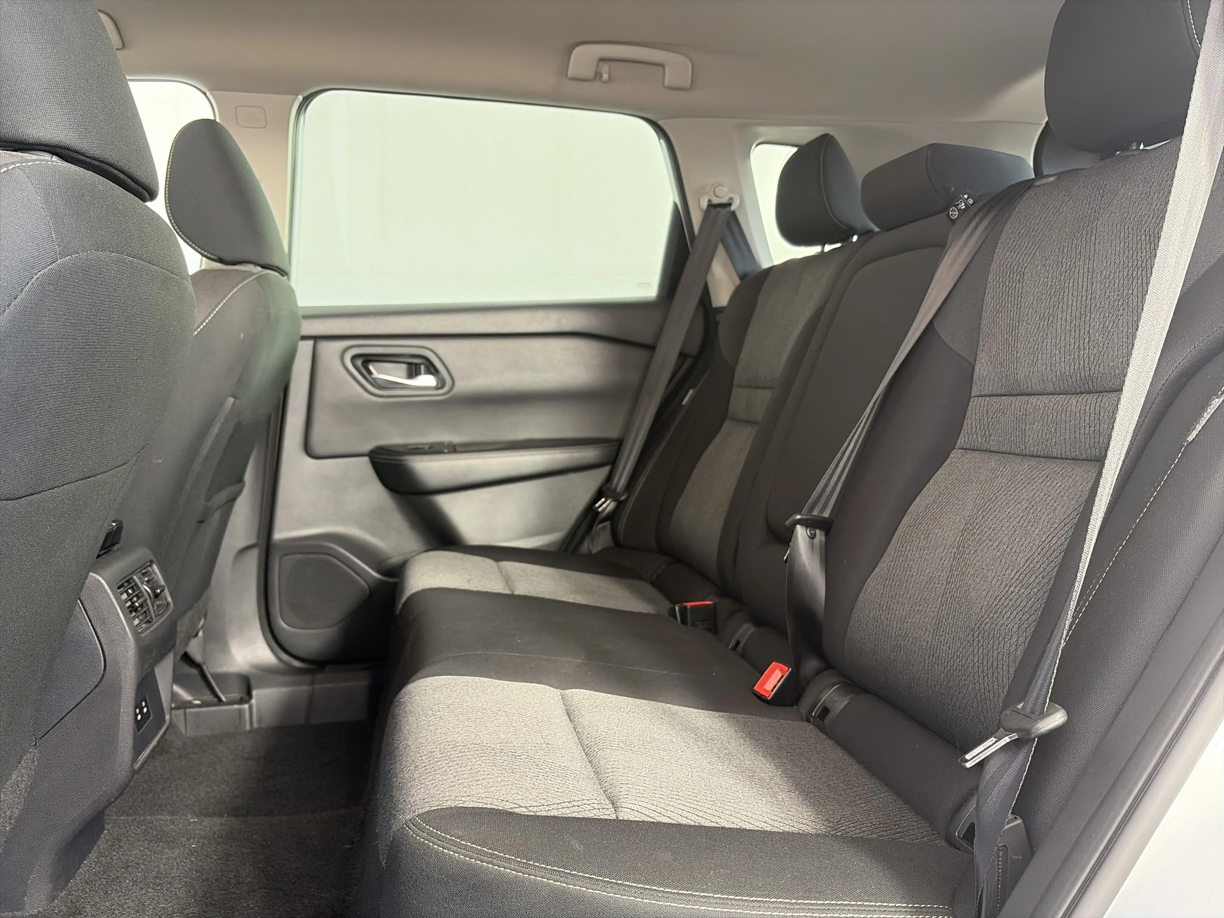 Used 2024 Everest White Pearl Nissan SV image 8
