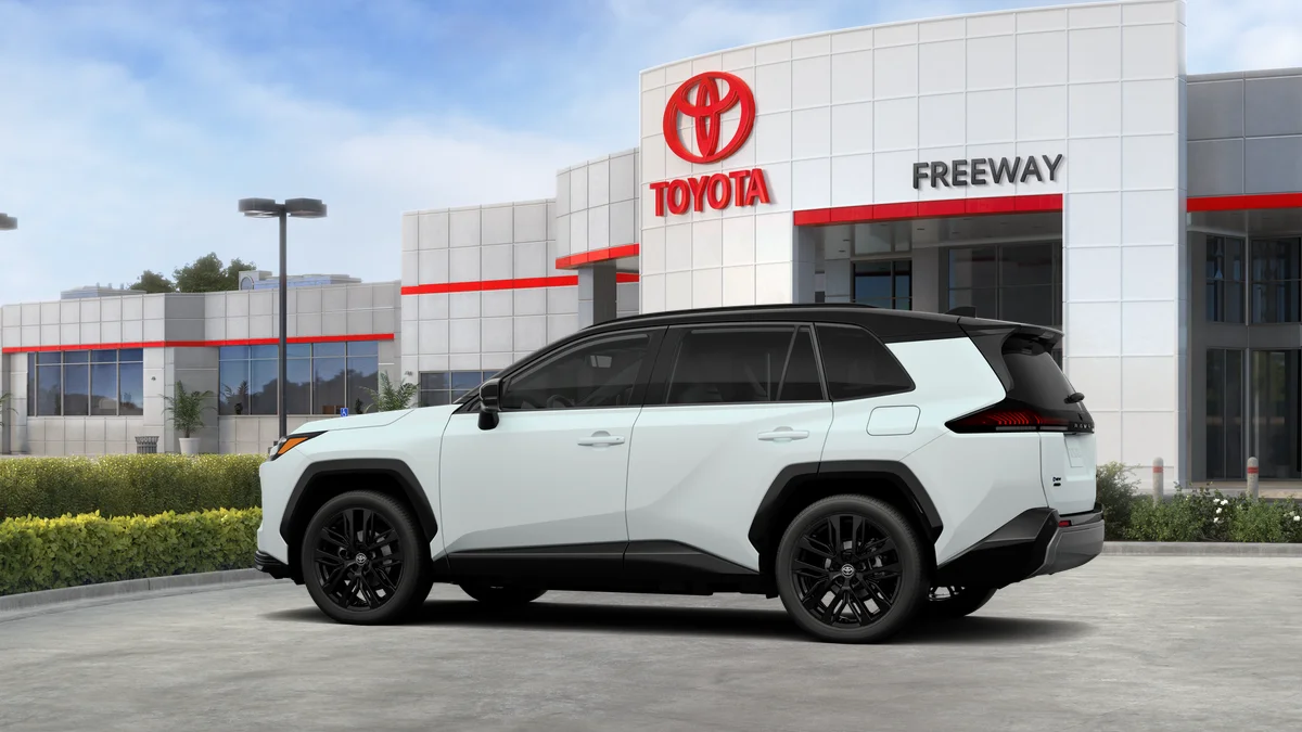 New 2026 Wind Chill Pearl with Midnight Black Metallic roof Toyota XSE image 5