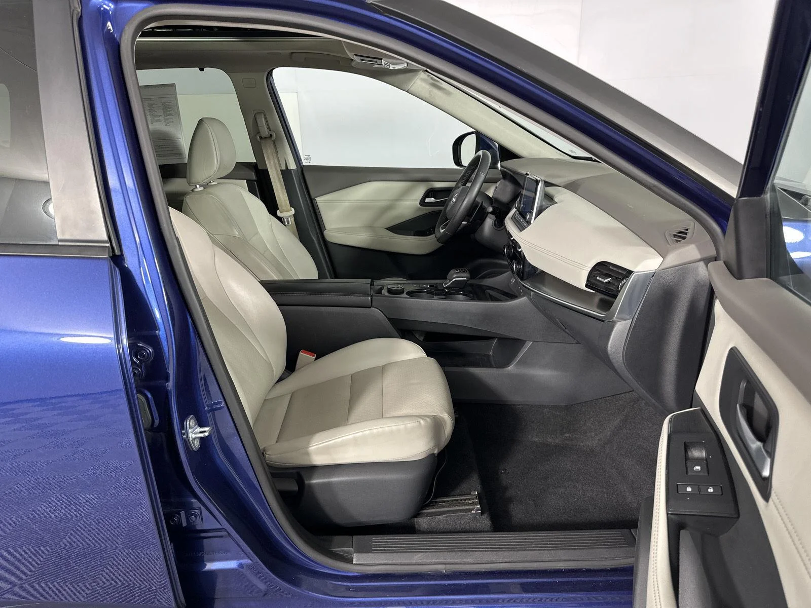 Used 2022 Caspian Blue Metallic Nissan SV image 29