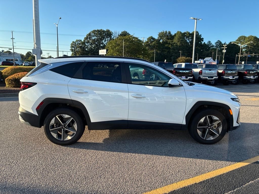 Used 2025 White Hyundai SEL image 7