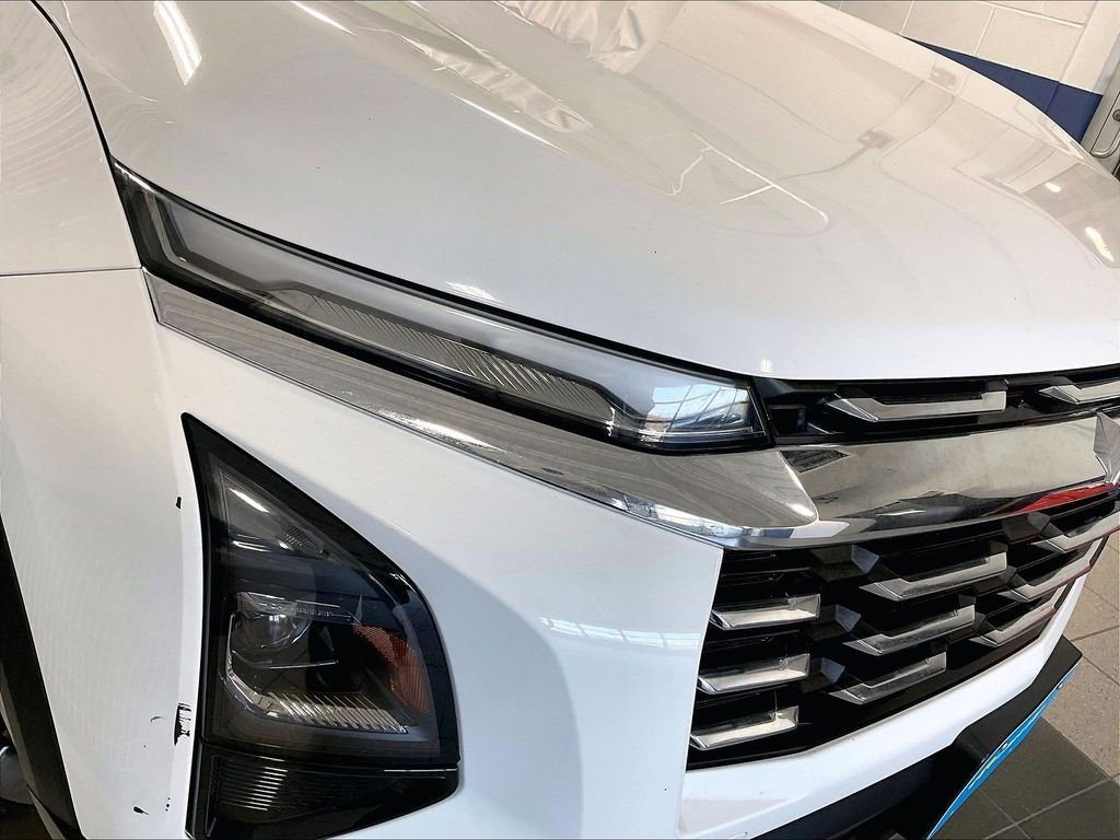 Used 2025 White Chevrolet LT image 31