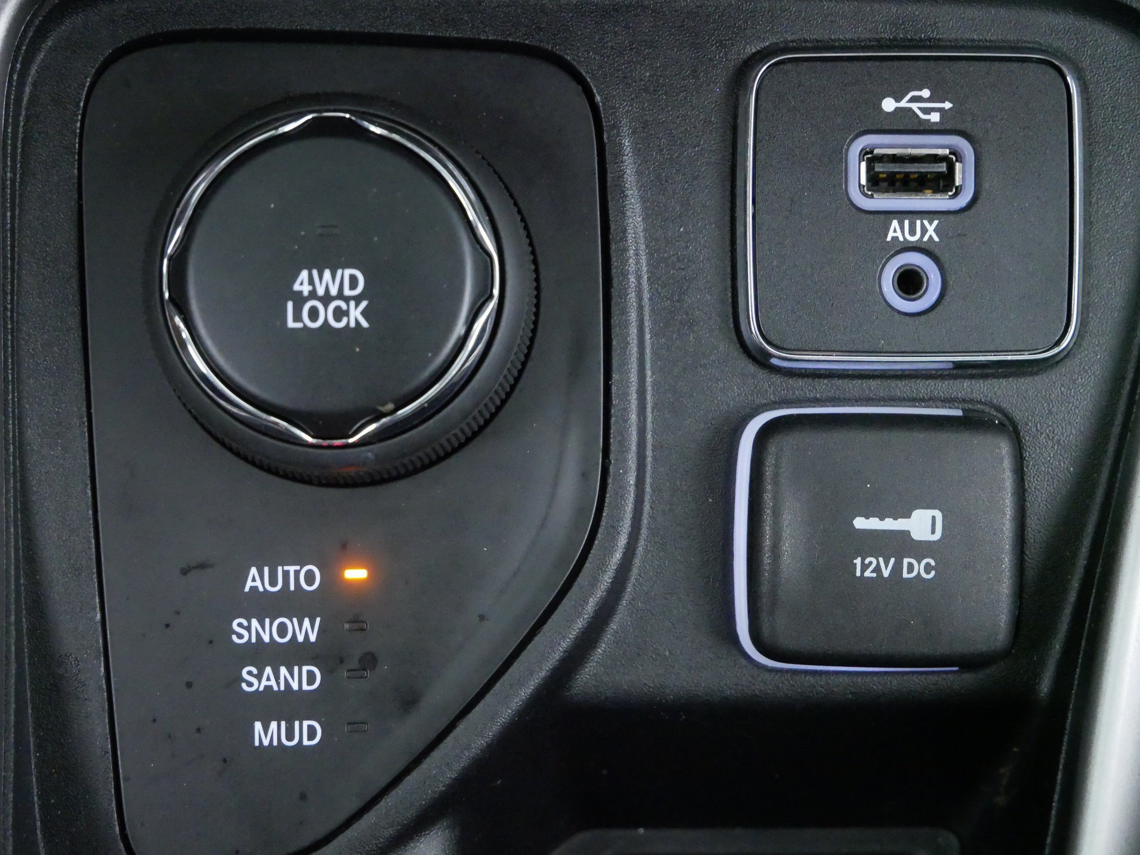 Used 2017 White Clearcoat Jeep Latitude image 26