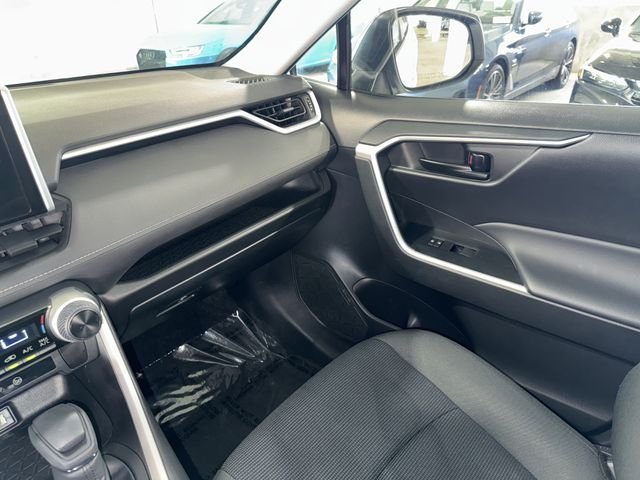Used 2023 Ice Toyota LE image 22