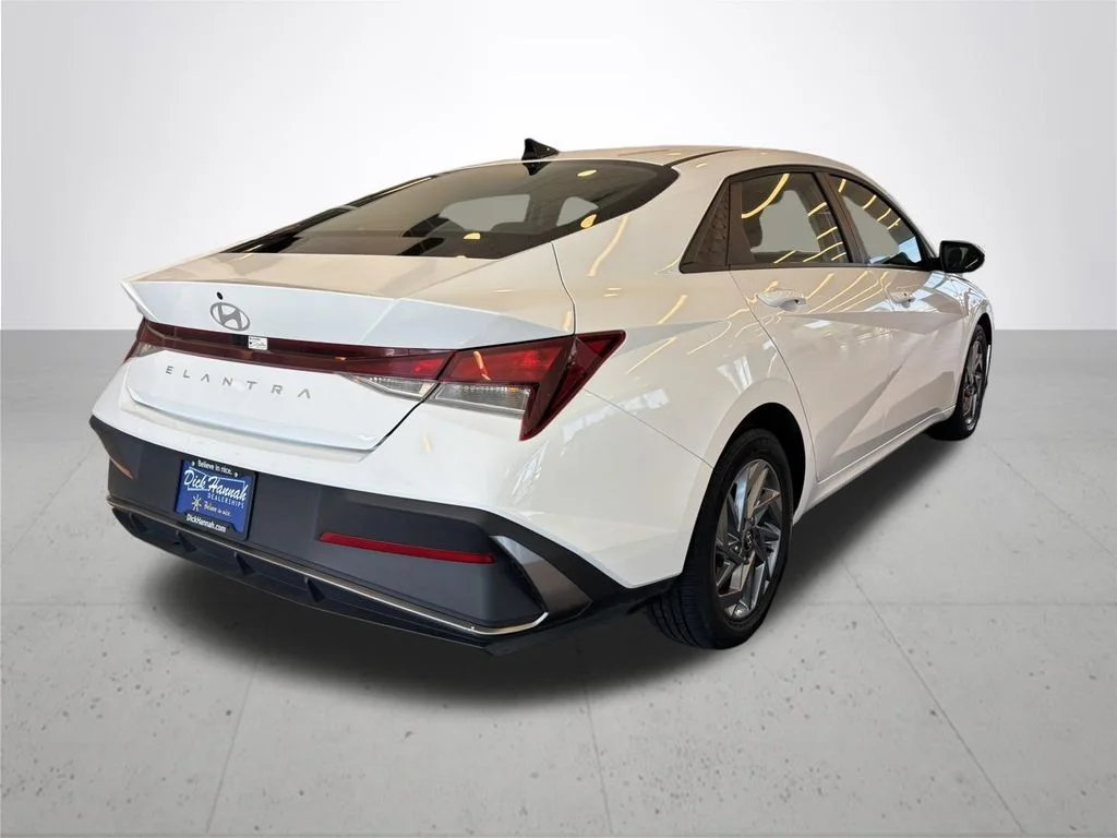 Used 2024 White Hyundai SEL image 7