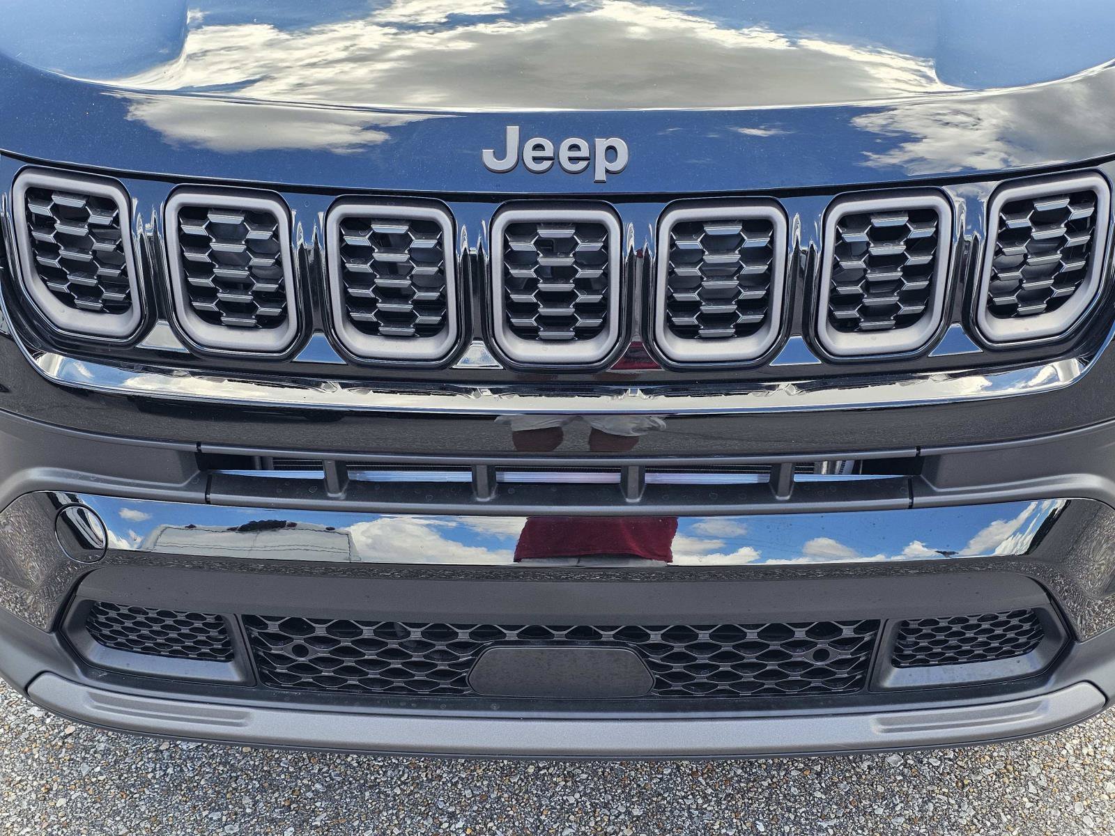 New 2026 Diamond Black Crystal Pearlcoat Jeep Latitude Altitude image 3