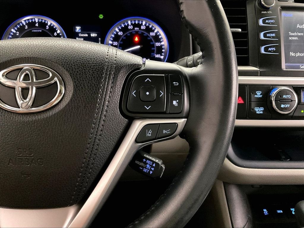 Used 2018 Silver Toyota XLE image 23