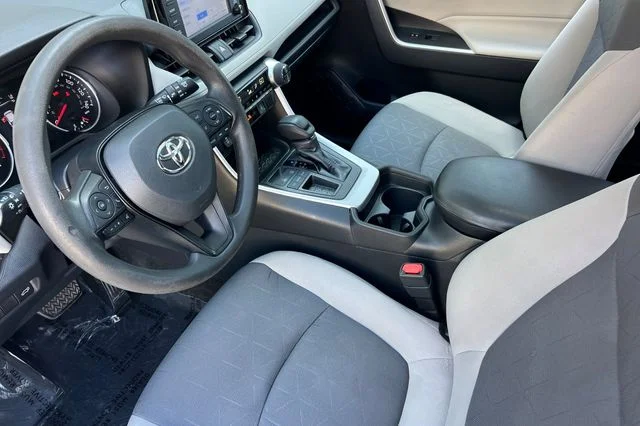 Used 2019 White Toyota XLE image 10