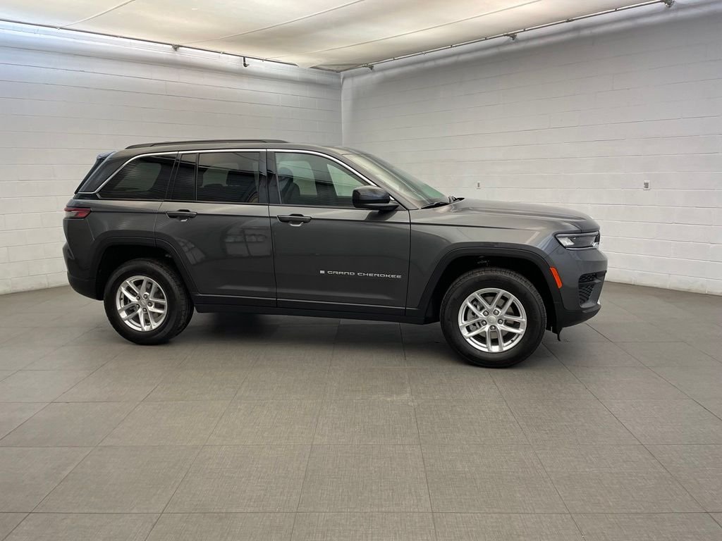New 2026 Baltic Gray Metallic Clear-Coat Exterior Paint Jeep Laredo X image 2